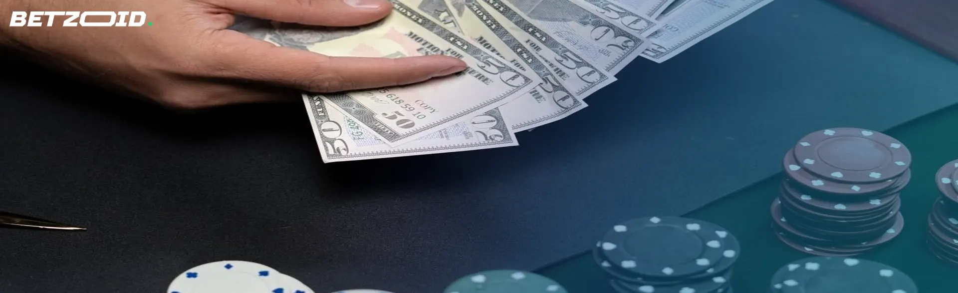 Manos contando dólares sobre una mesa de casino con fichas de póker, indicativo de juegos accesibles en sitios de casinos con apuestas bajas en México.