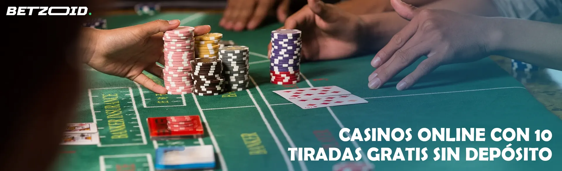  Los jugadores con fichas hacen apuestas en el blackjack.
