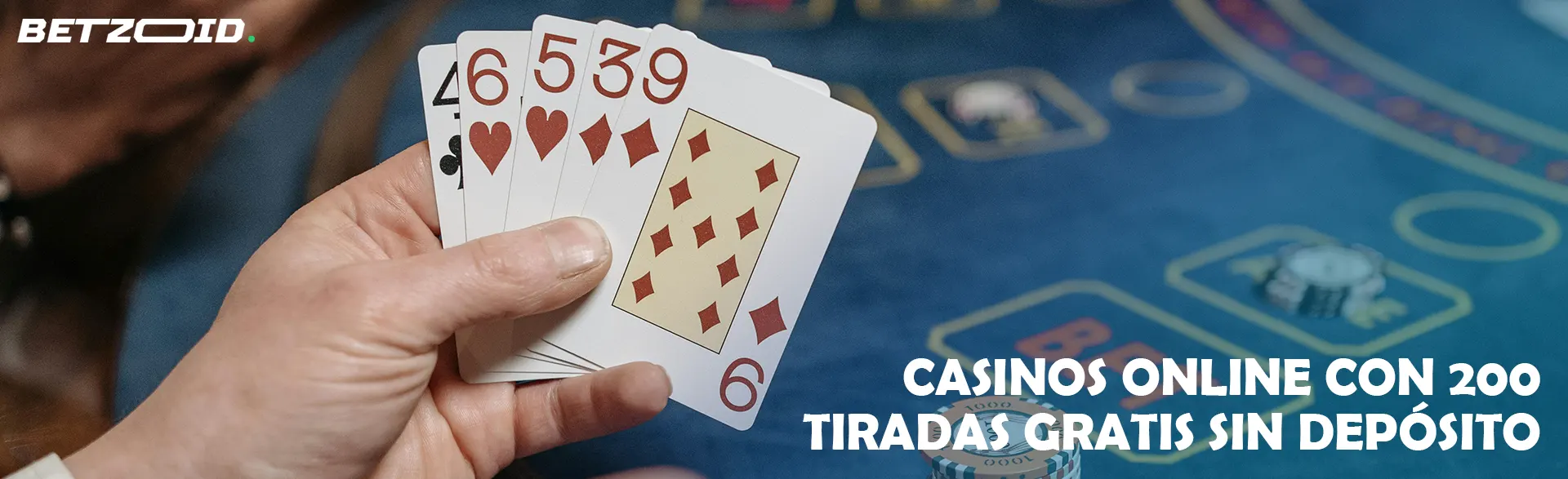 Mano sosteniendo un abanico de cartas de póker sobre una mesa de juego.