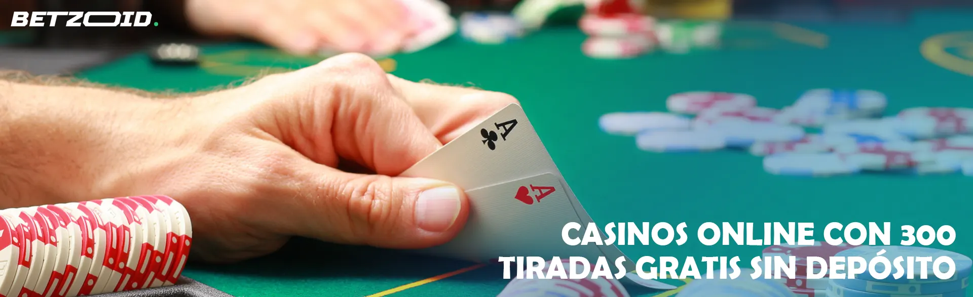 La mano de un jugador con dos ases en una mesa de póquer.
