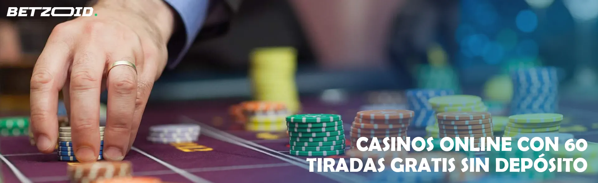 Mano colocando fichas de apuesta en la mesa del casino.