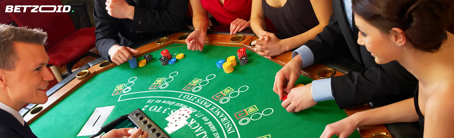 Un grupo de personas juega al blackjack en una mesa de casino.