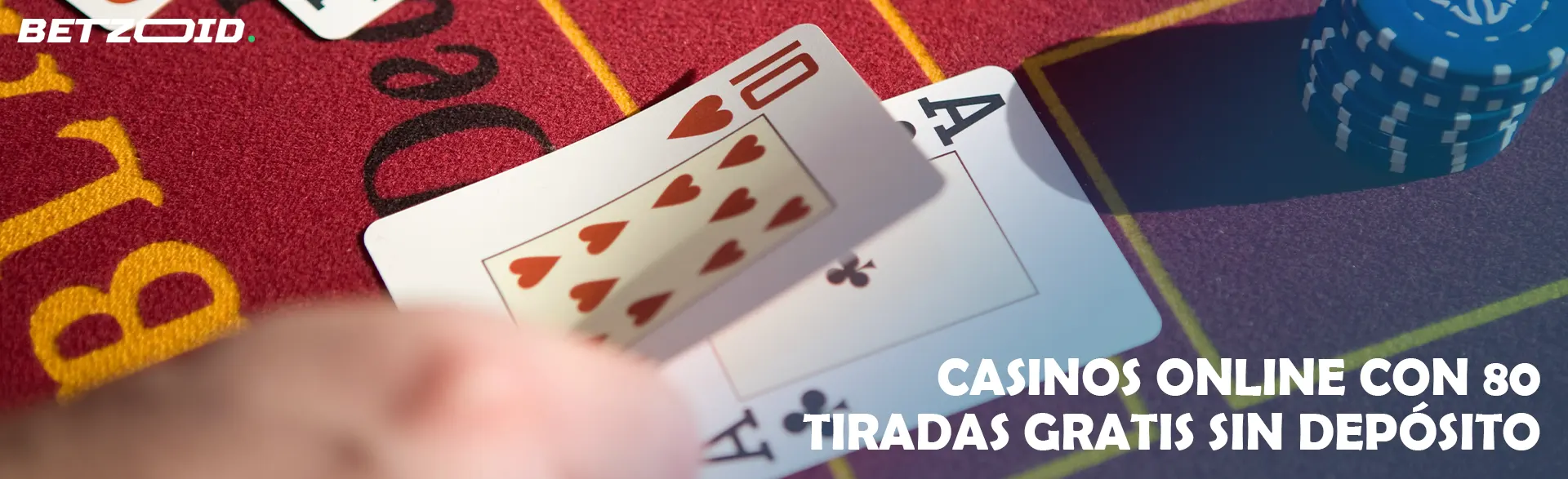 Un jugador coloca cartas de blackjack en una mesa de casino roja.