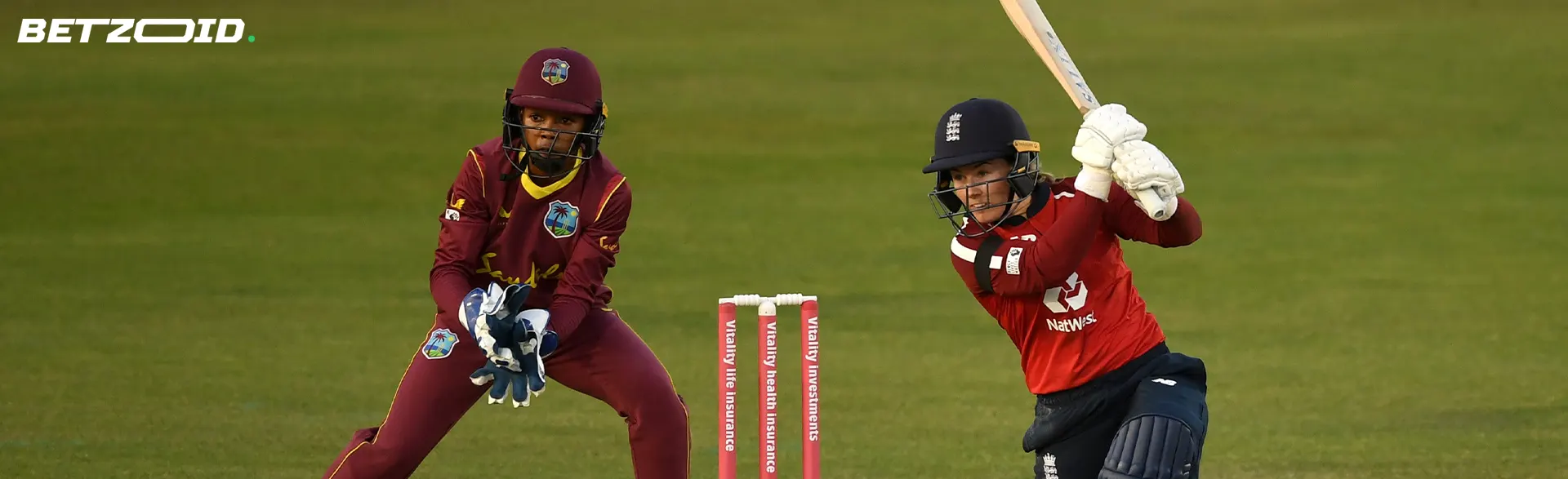 Un jugador de cricket golpea la pelota y el portero está listo para atraparla en casas de apuestas europeas.