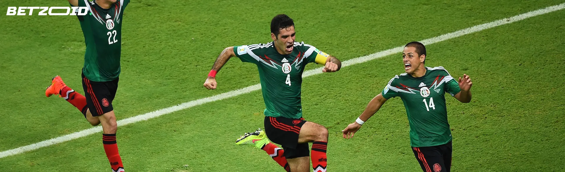 Los futbolistas de la selección mexicana celebran un gol en la cancha de fútbol.