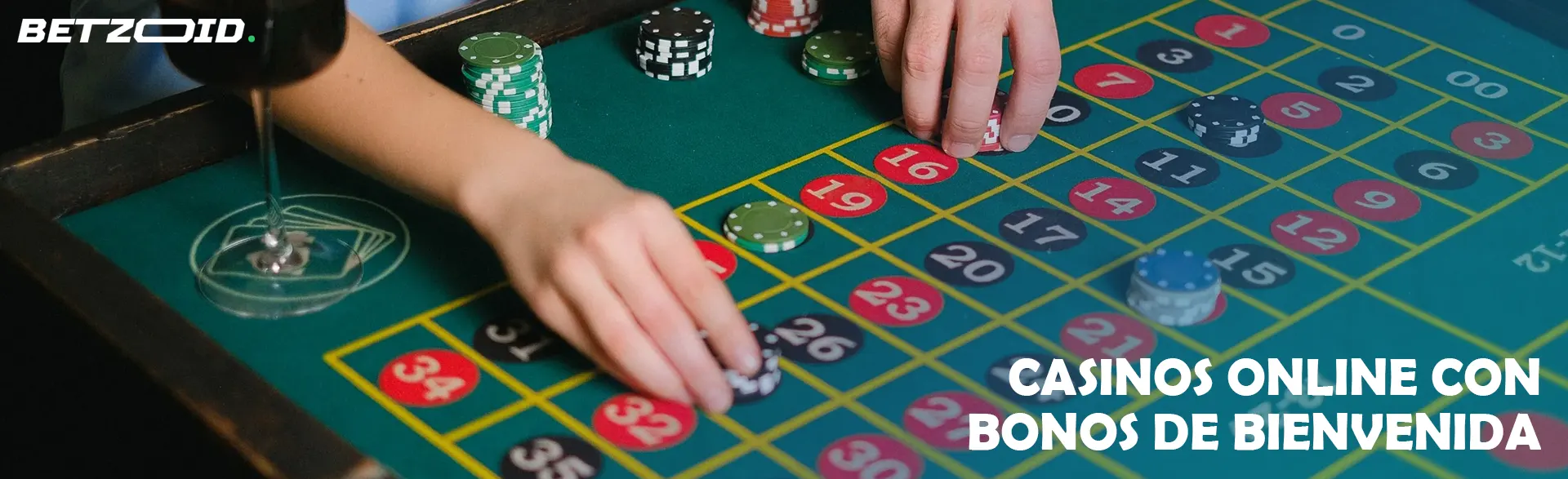 Los jugadores apuestan en la ruleta con fichas de casino.