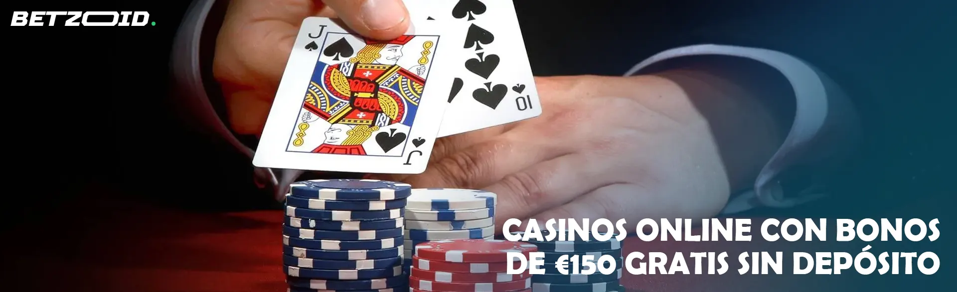 Jugador mostrando cartas de blackjack con fichas de casino.