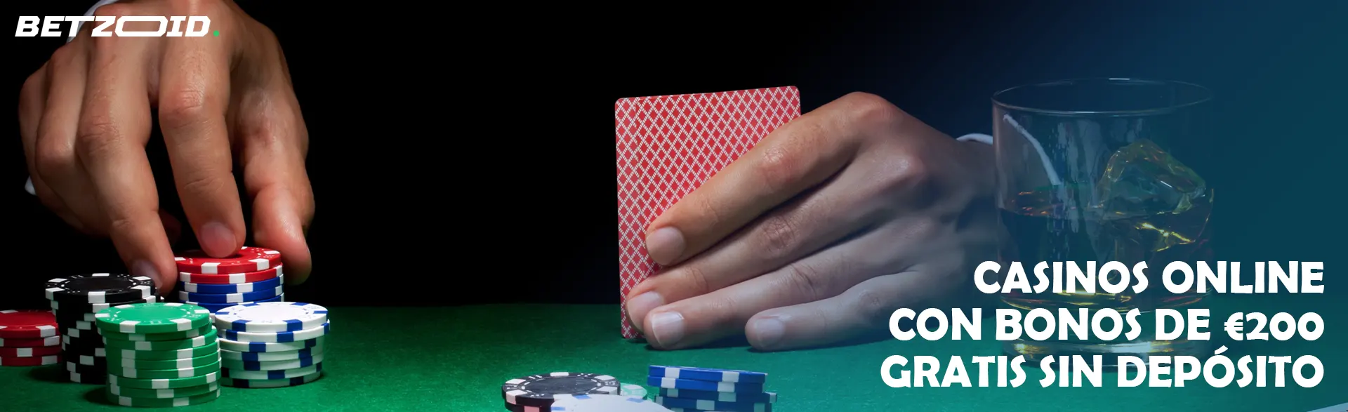 Jugador sosteniendo cartas con fichas de casino.
