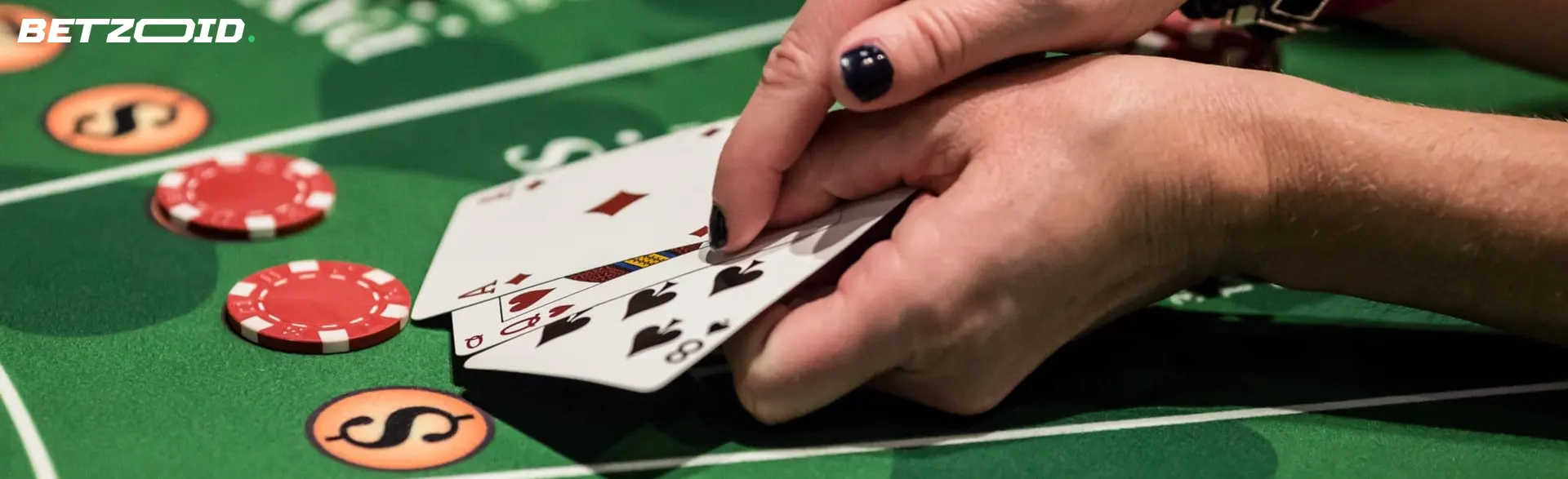 Manos de jugador sosteniendo cartas en la mesa de póker en casinos con bonos de 200€ gratis sin depósito en España.