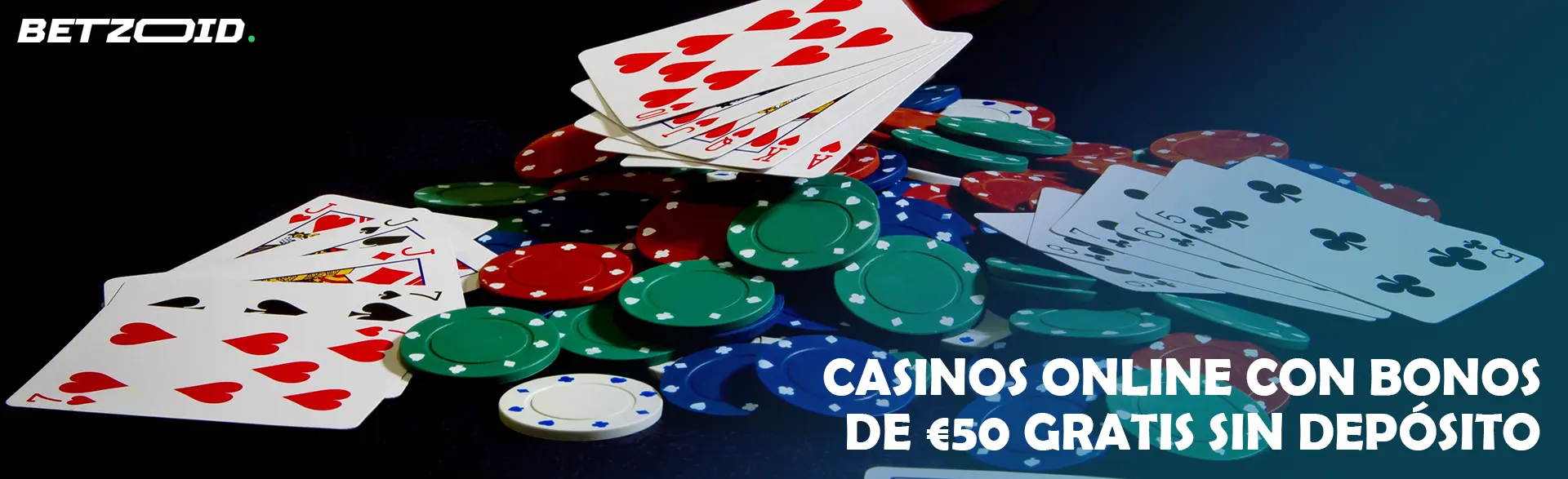 Cartas de póker y fichas de colores esparcidas sobre la mesa.