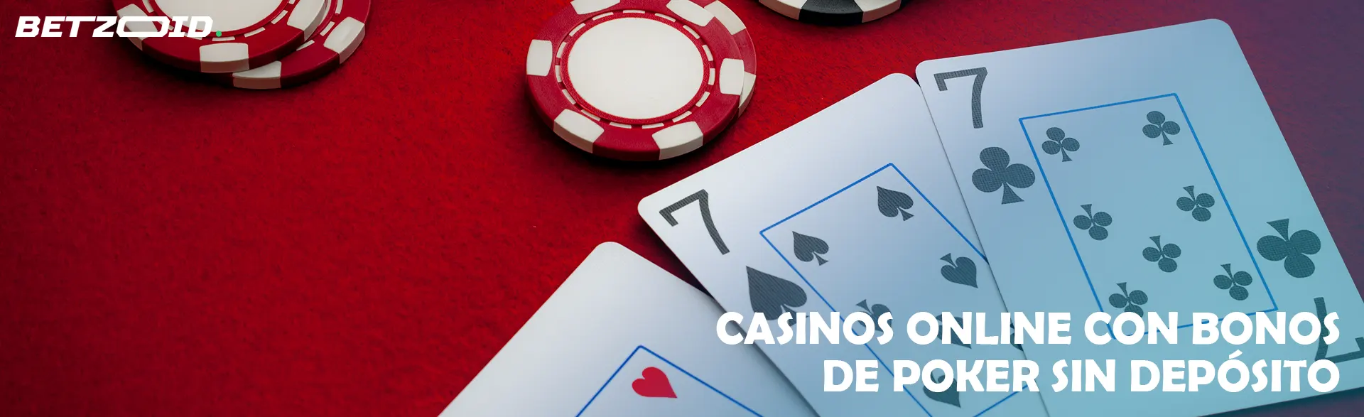 Cartas con el número siete y fichas de casino sobre mesa roja.