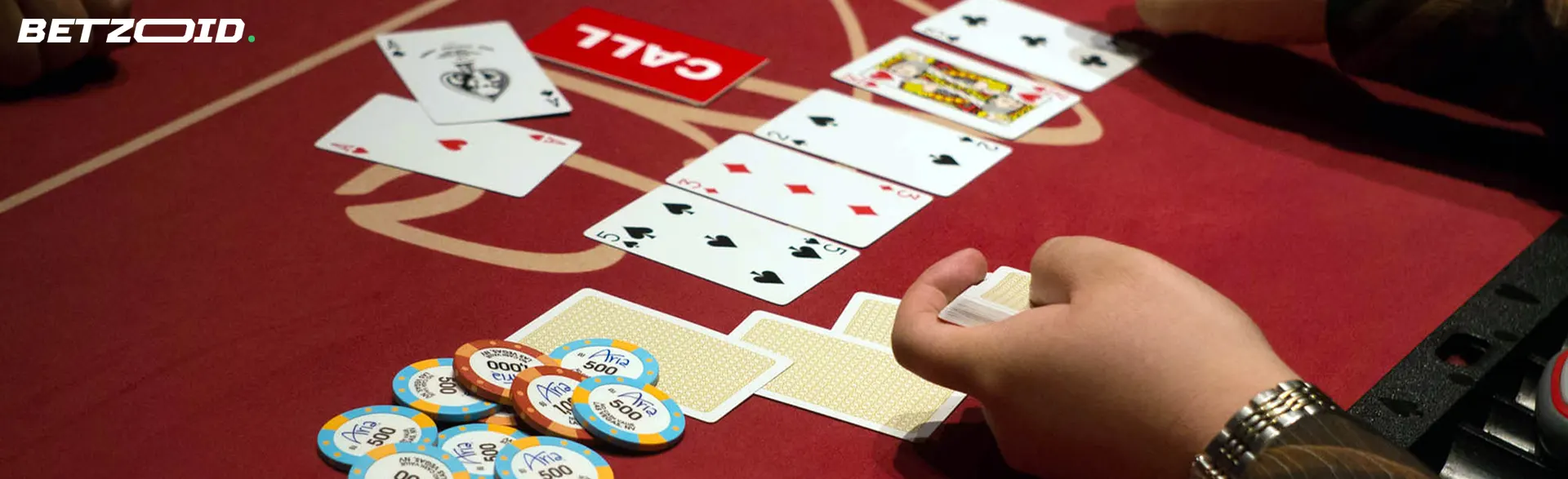 Mesa roja con fichas y cartas apiladas para casinos en línea con bonos sin depósito para poker.