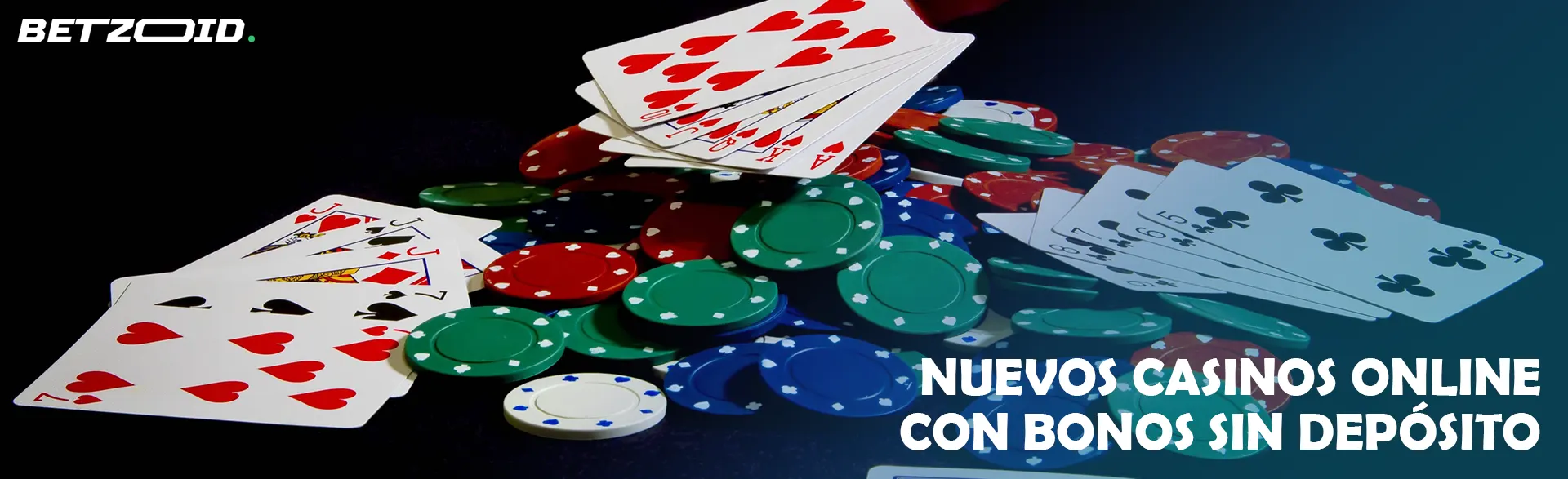 Varias cartas de póquer y fichas de casino esparcidas sobre una superficie oscura.