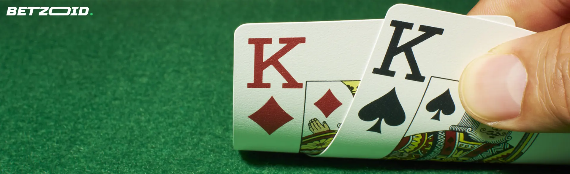 Una coppia di re su un tavolo da poker verde.