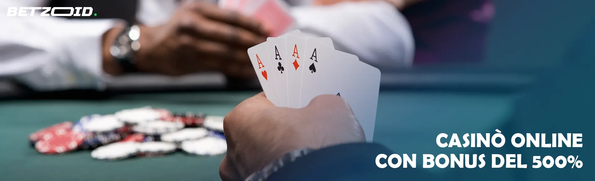 Giocatore di poker mostra quattro assi al tavolo.