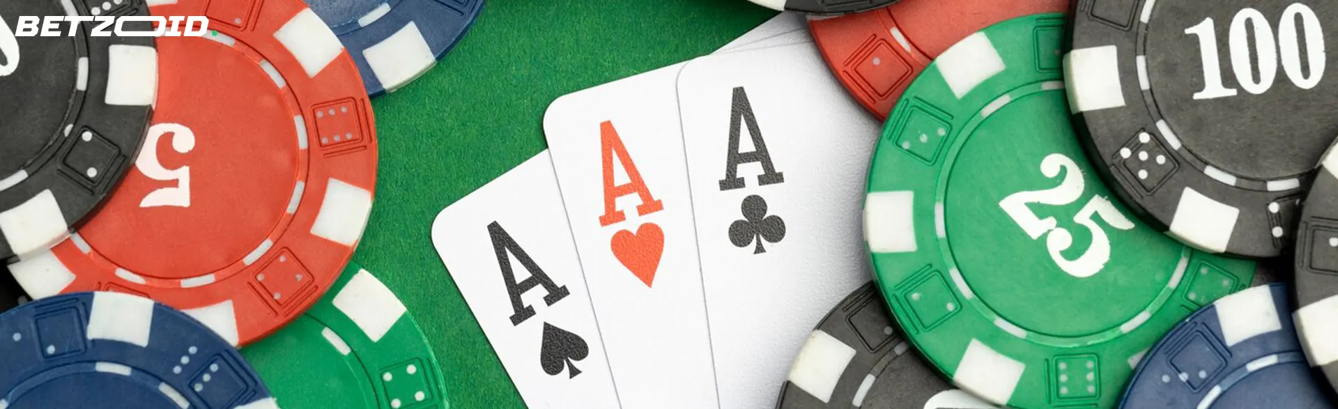 Tre assi e fiches da poker su un tavolo verde.