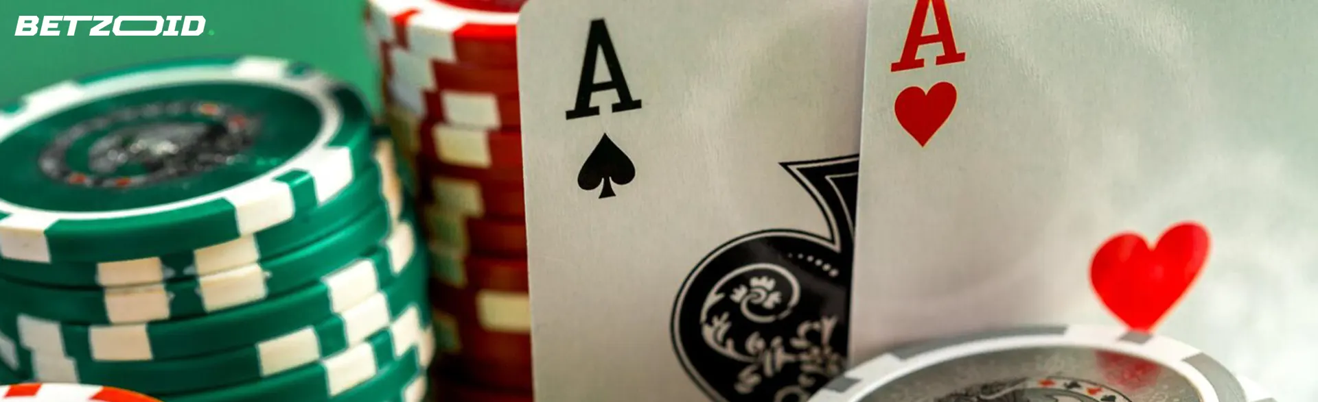 Due assi con fiches su un tavolo da gioco di un casinò con 300€ di bonus senza deposito.