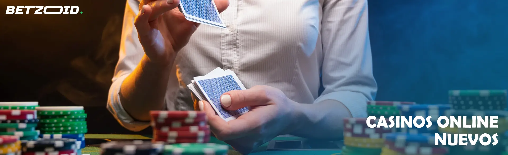 Crupier barajando cartas en una mesa de casino online.