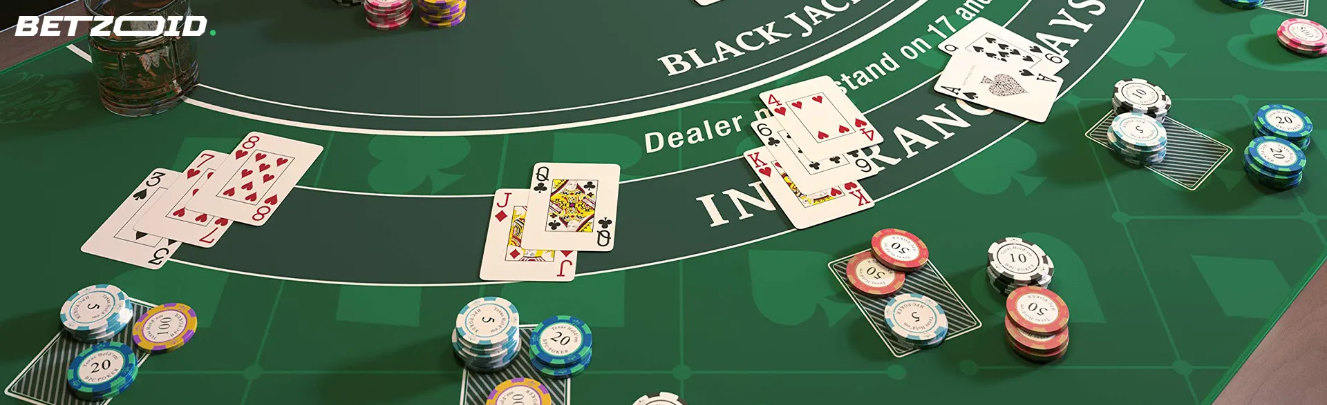 Cartas y fichas en mesa de blackjack en casinos online en España.