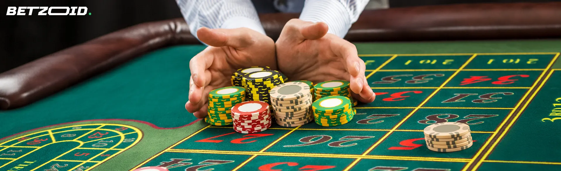 Un jugador apuesta con fichas en la mesa de la ruleta en mejores casinos en linea.