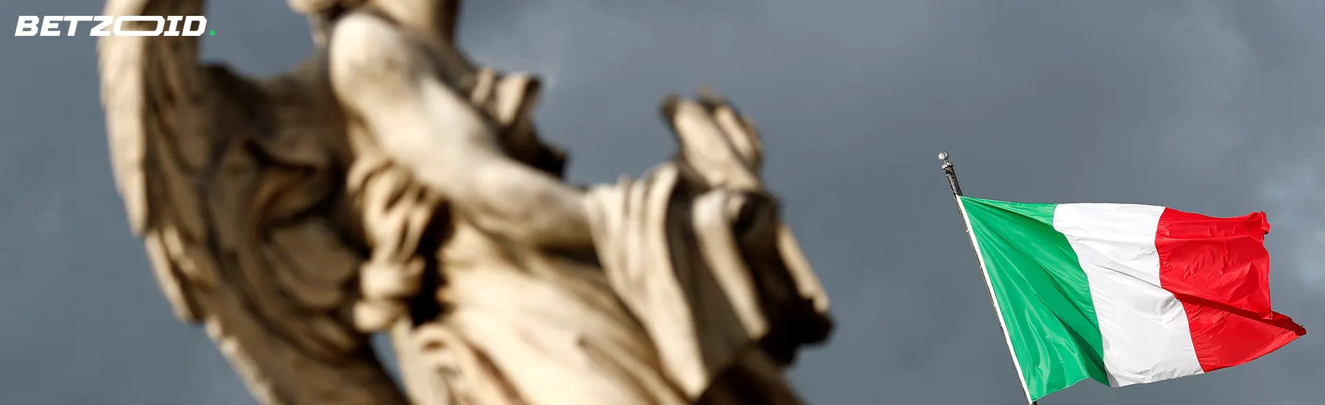 Bandiera italiana sventola vicino a una statua.
