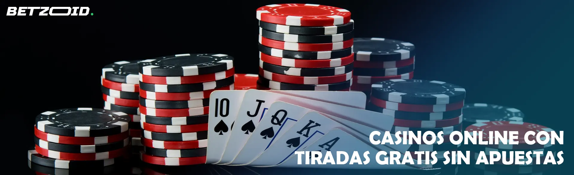 Escalera real con fichas de póker apiladas sobre fondo negro.