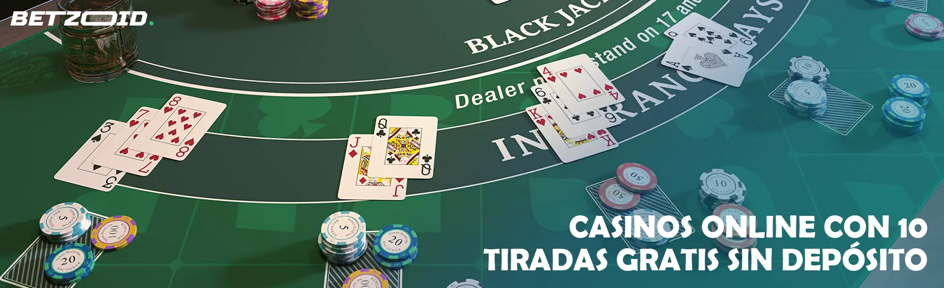 Mesa de blackjack con cartas y fichas. 
