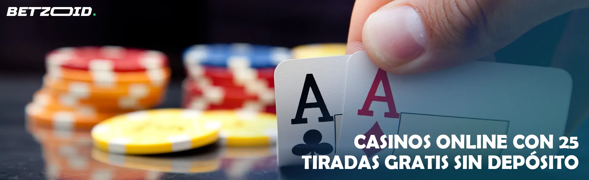 Una mano sostiene dos cartas con ases en el fondo de una pila de fichas.