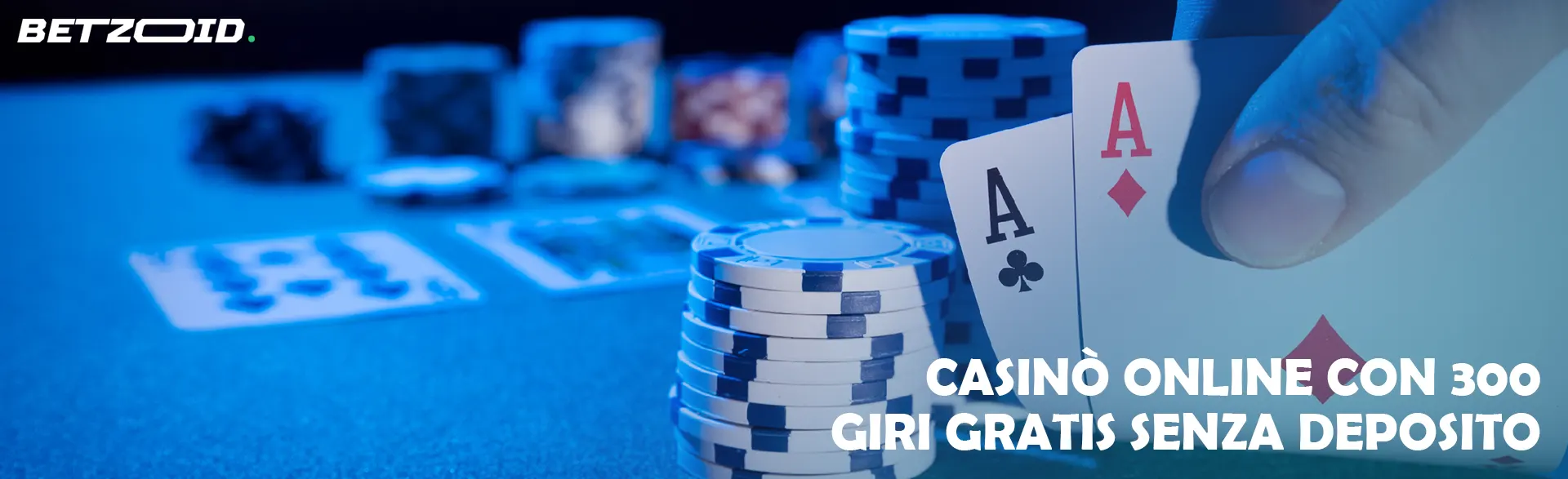 Sul tavolo da poker sono disposte fiches e carte, inclusi due assi.