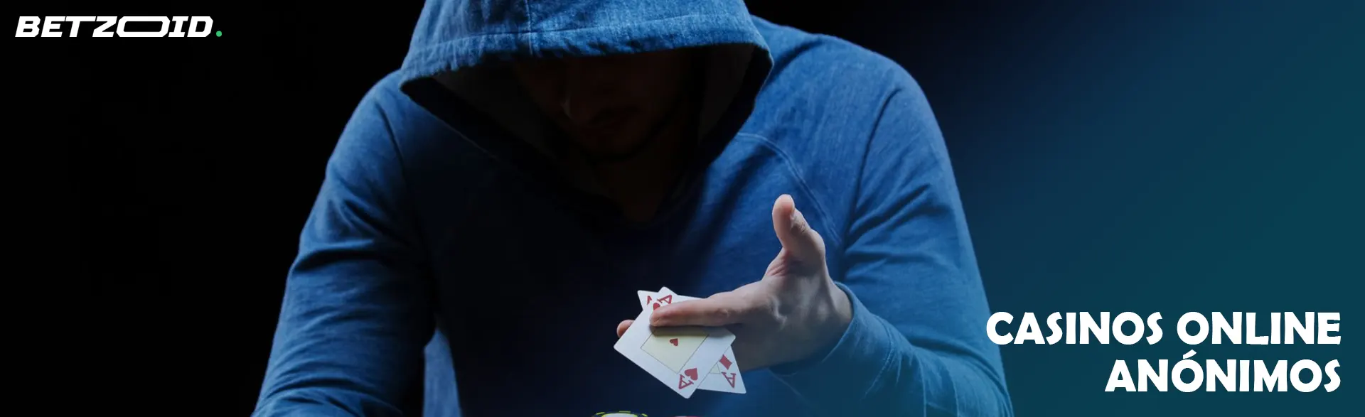Un jugador encapuchado tiene cartas en la mano.