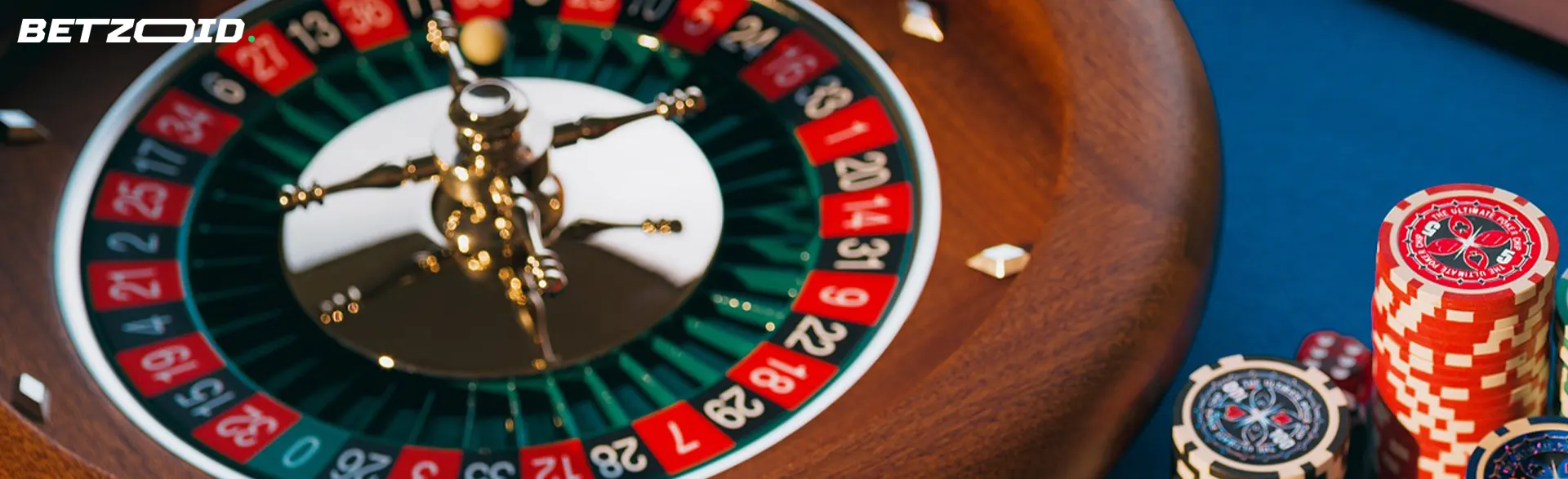 Rueda de ruleta y pila de fichas cerca.