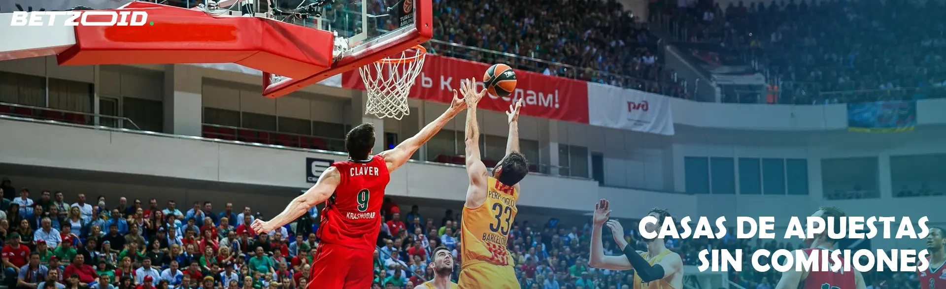 Los jugadores de baloncesto lanzan un tiro a la canasta durante el partido.