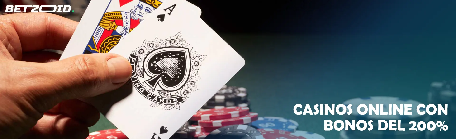 La mano sostiene cartas y el fondo son fichas de casino. 