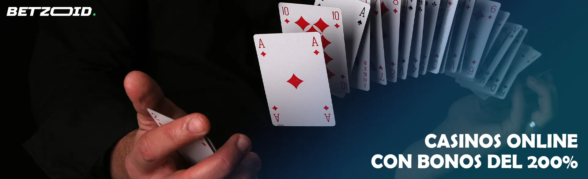 Manos barajando una baraja de cartas en el aire.