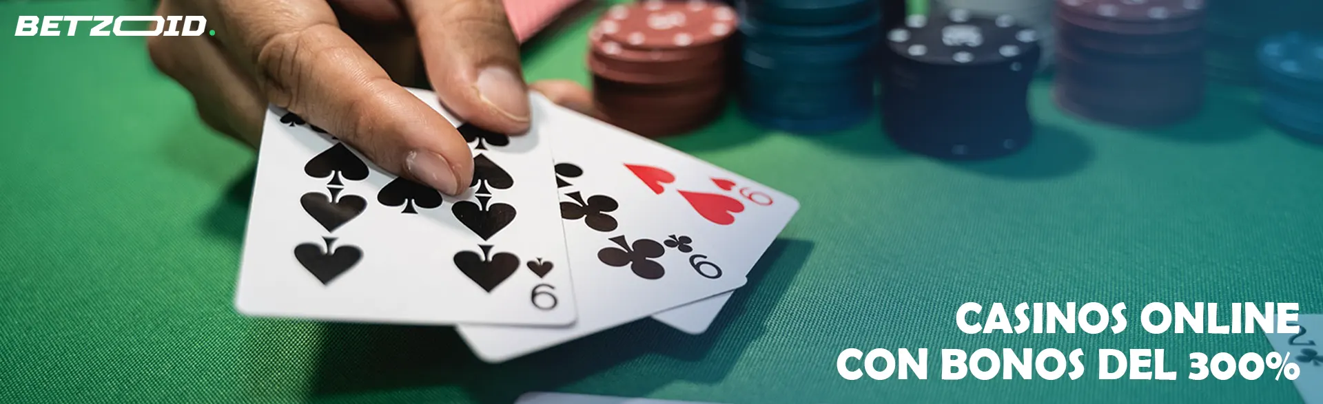 El jugador sostiene las cartas al lado de las fichas.