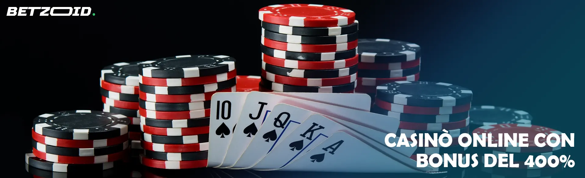 Fiches e carte del casinò su sfondo nero.