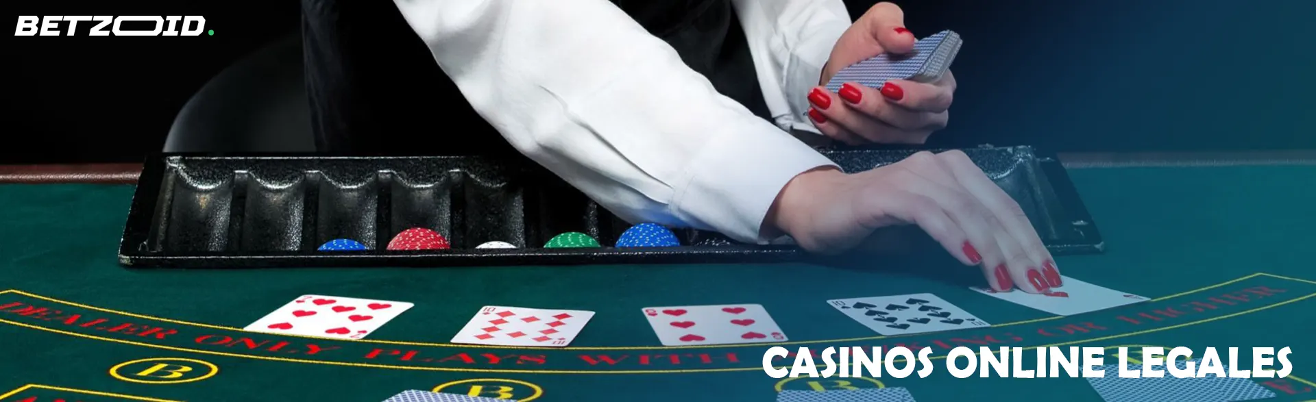 El crupier reparte cartas sobre la mesa de juego.