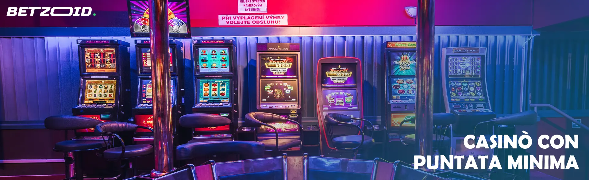 Slot machine in un casinò ben illuminato.