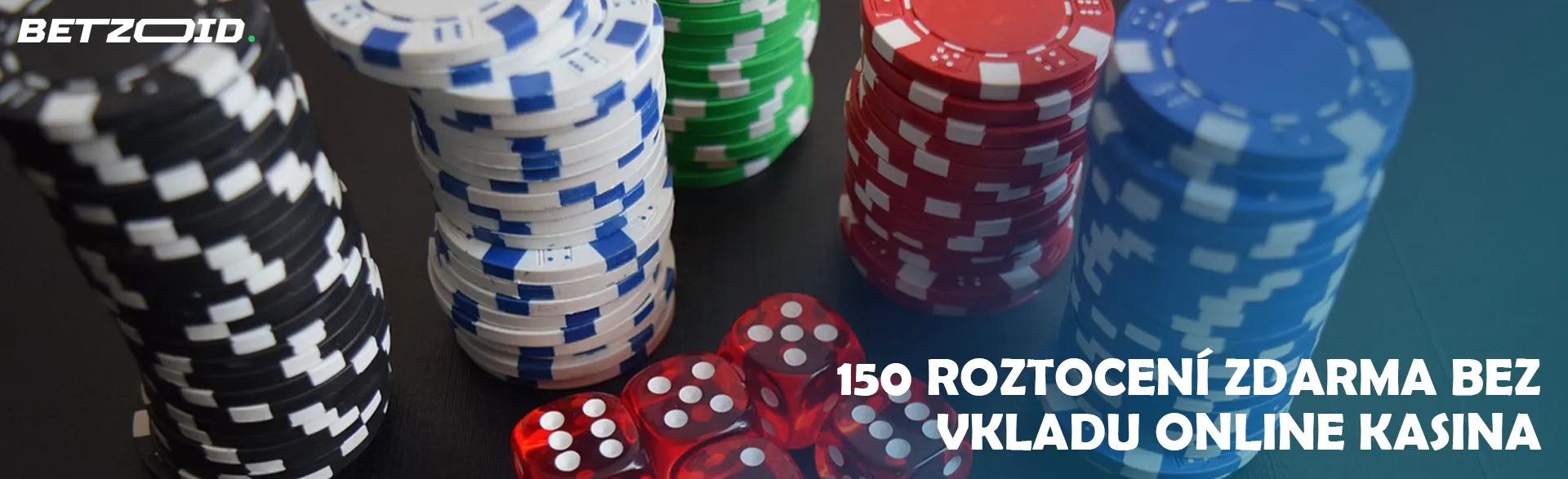 Hromady kasinových žetonů vedle kostek.