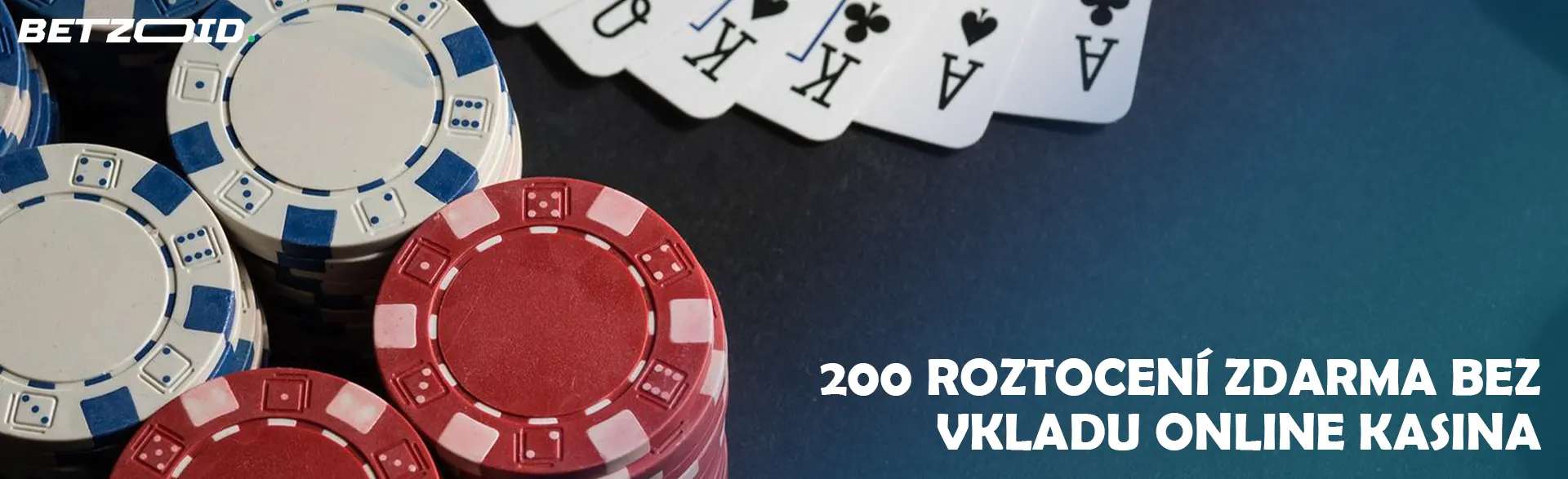 Hrací karty vedle kasinových žetonů.