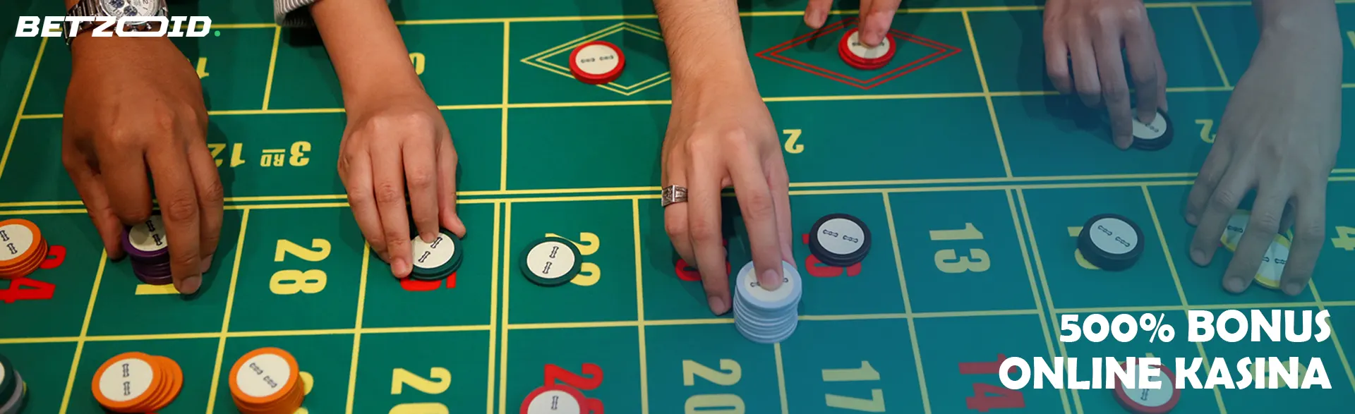 Hráči uzavírají sázky s žetony na stole kasina.