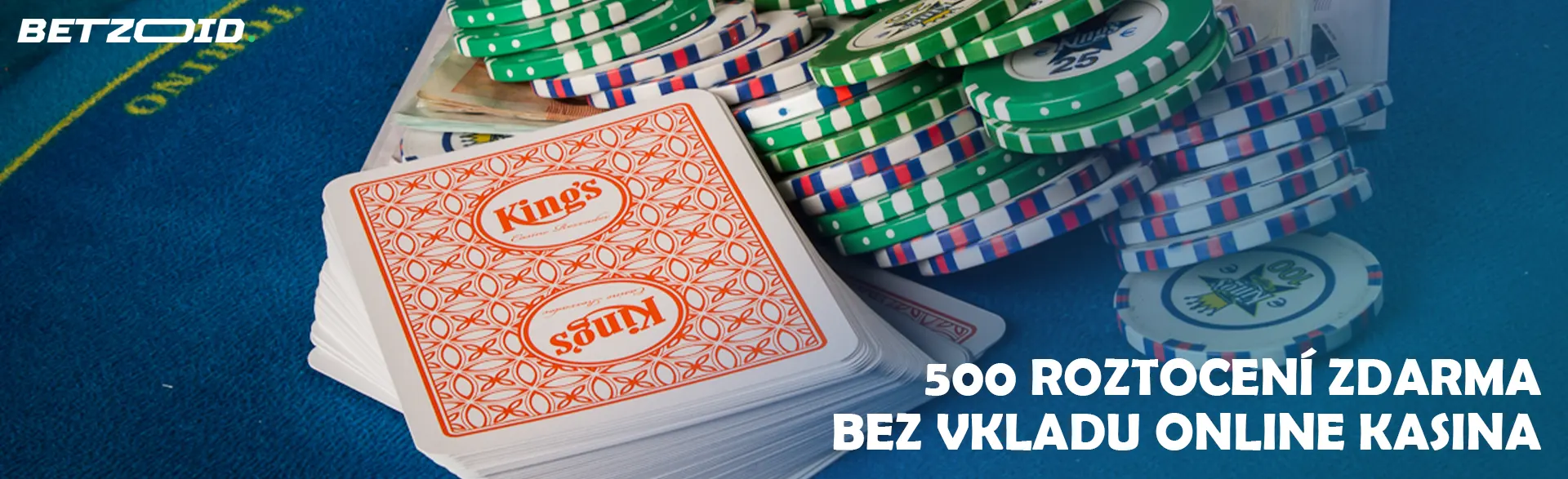 Hromada karet a žetonů na stole.