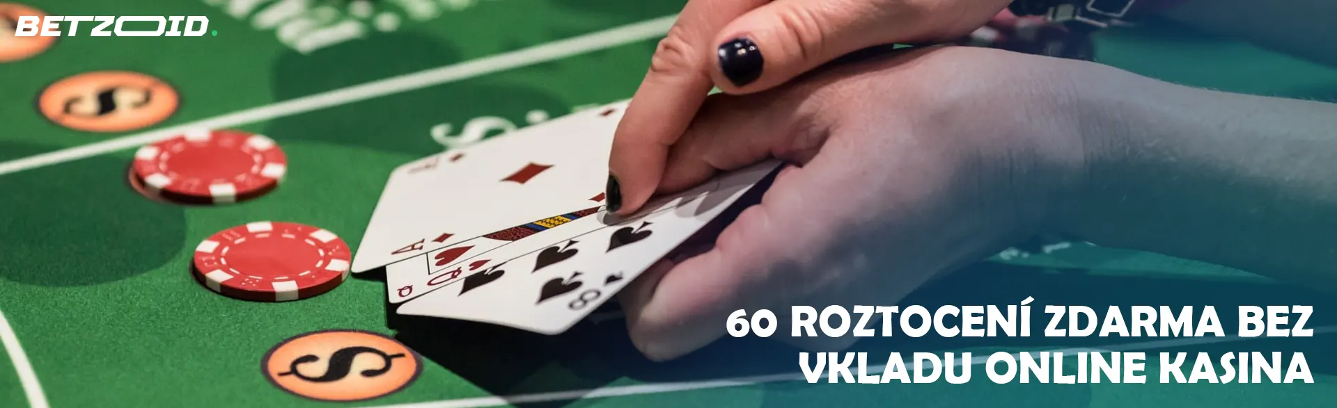 Hráč ukazuje karty na stole kasina.