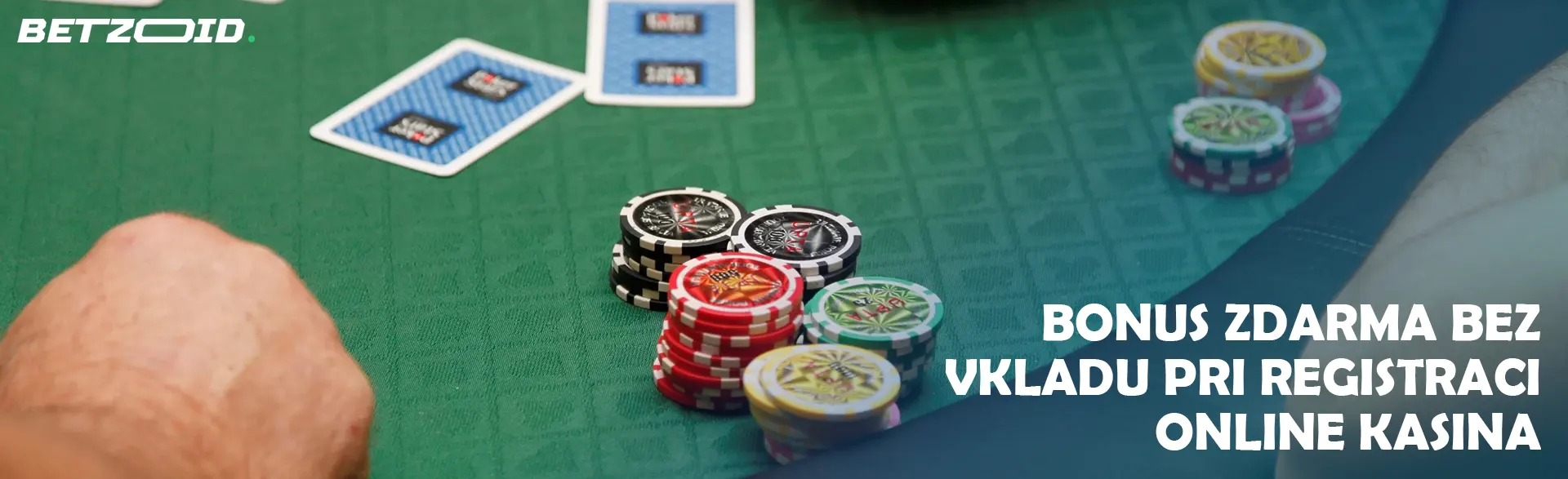 Karty a žetony na stole kasina.