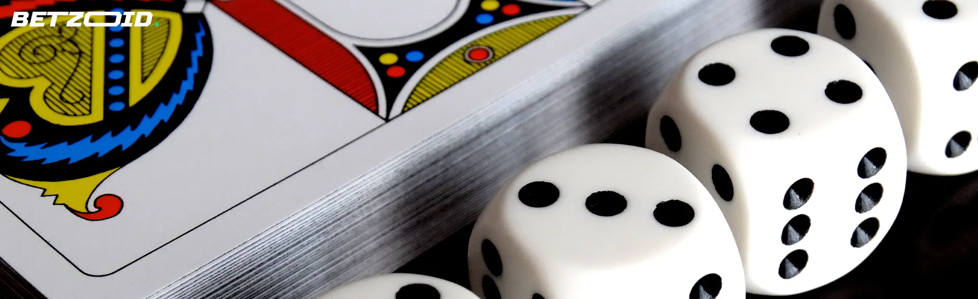 Jouer aux dés à côté d’un jeu de cartes.