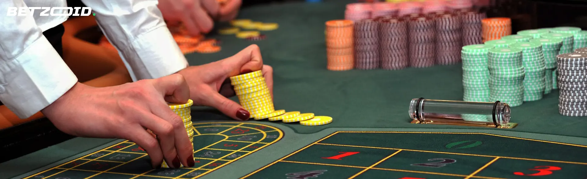 Un joueur détient des piles de jetons sur une table de casino.