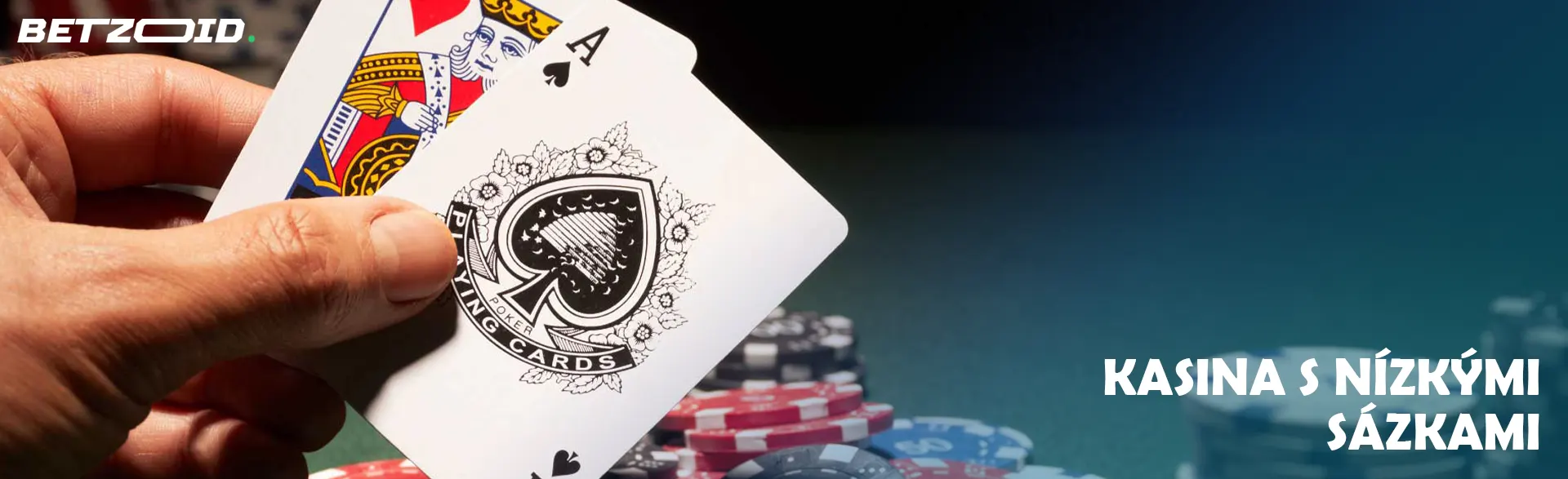 Hráč ukazuje karty vedle žetonů kasina.