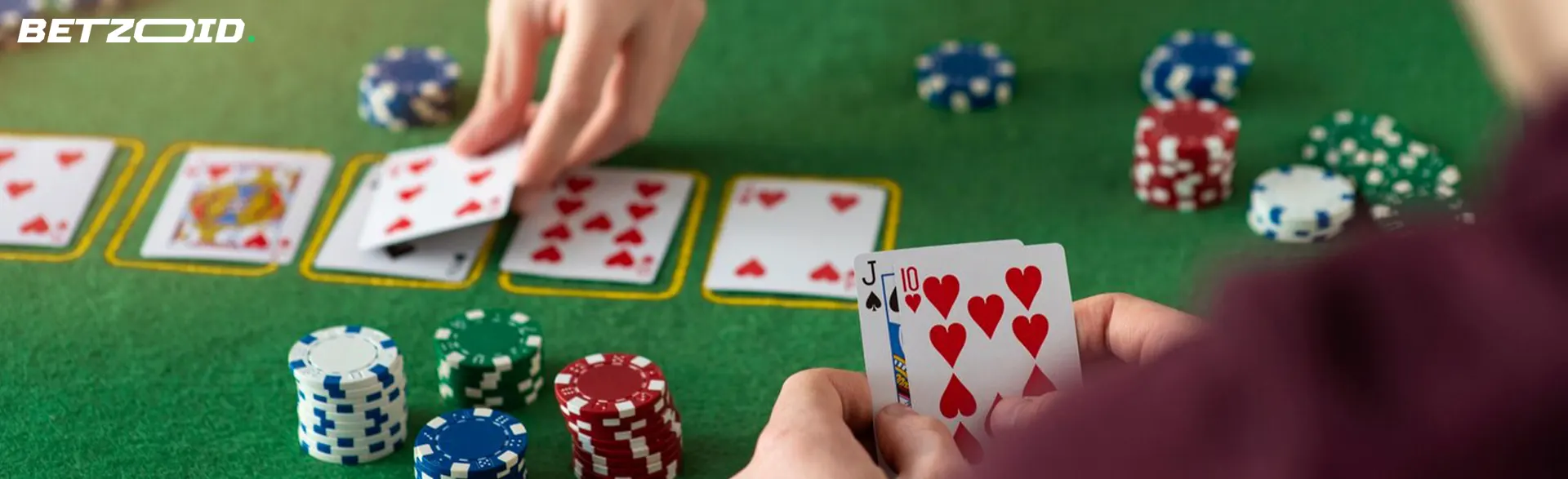 Joueurs Ă table avec des cartes et des jetons de casino.