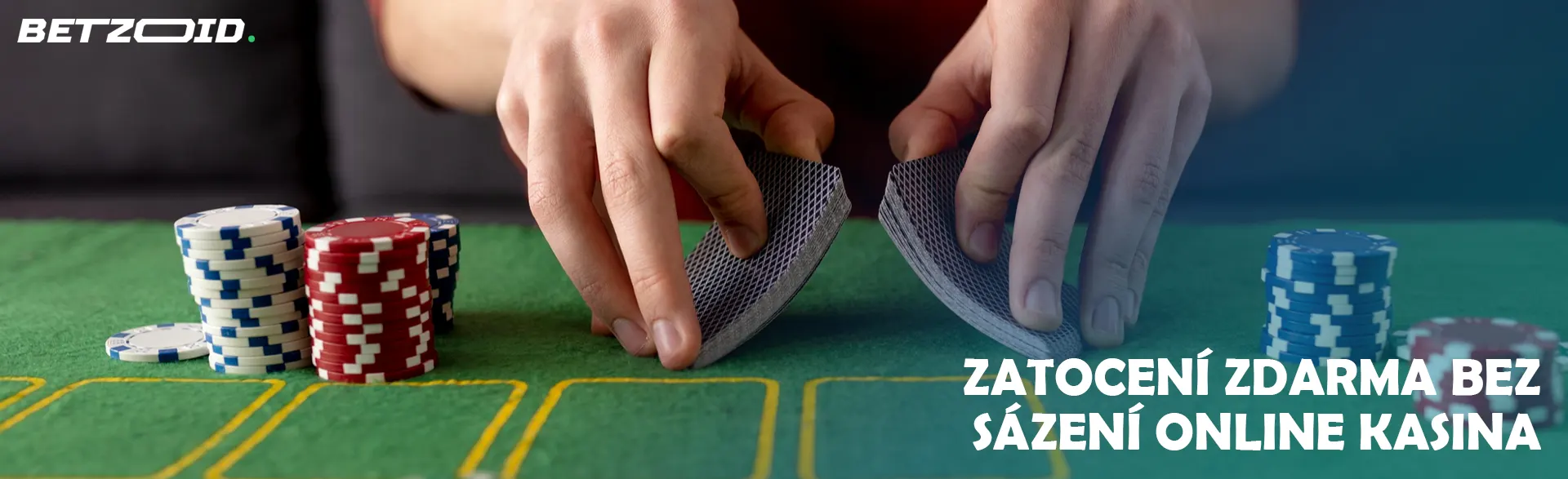 Hráč zamíchá karty vedle žetonů kasina.