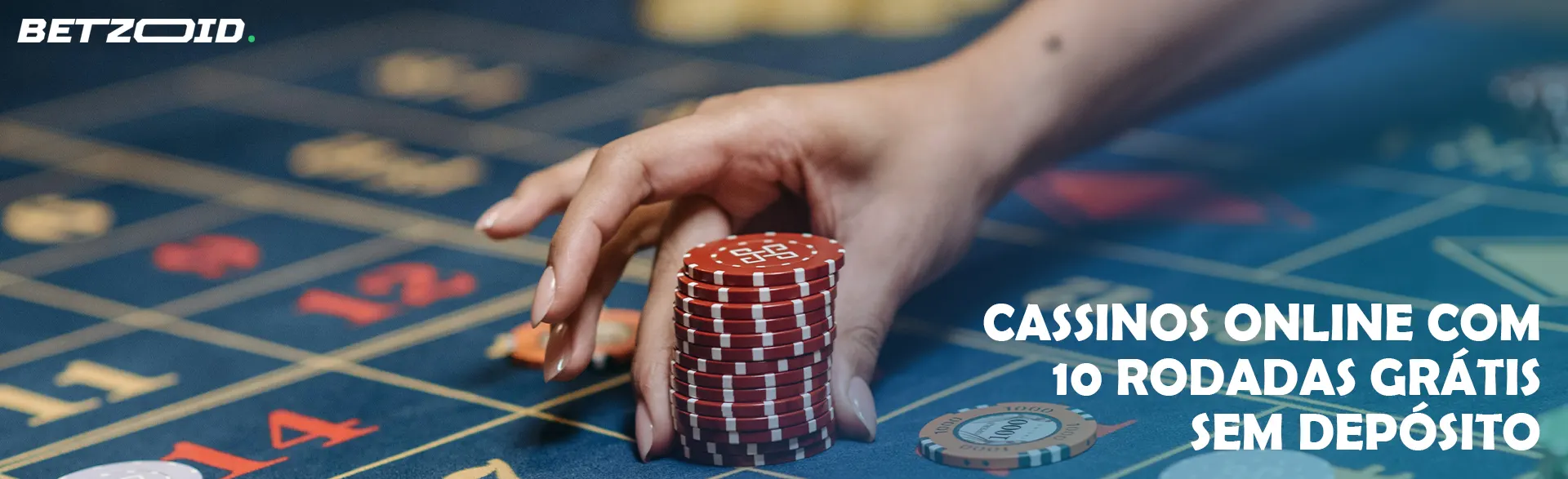 O jogador coloca fichas na mesa do cassino.